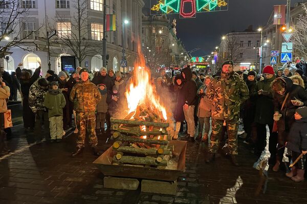 Вечером на проспекте Гедиминаса состоялась символическая церемония зажжения костров. - Sputnik Литва