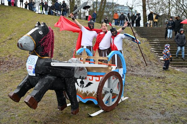 На фото: участники соревнований на санях в виде колесницы для спартанцев. - Sputnik Литва