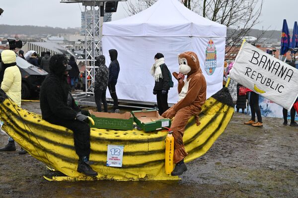 На фото: участники соревнований в костюмах обезьян на санях в виде банана. - Sputnik Литва