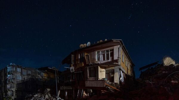 Поврежденное здание после второго землетрясения магнитудой 6,4, произошедшего в провинции Хатай на юге Турции, в Антакье - Sputnik Литва