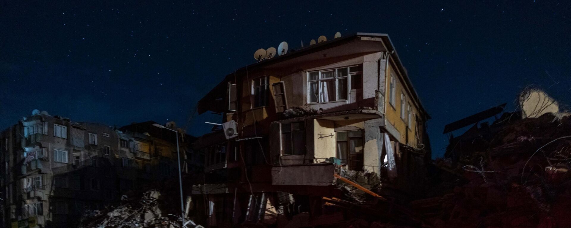 Поврежденное здание после второго землетрясения магнитудой 6,4, произошедшего в провинции Хатай на юге Турции, в Антакье - Sputnik Литва, 1920, 21.02.2023