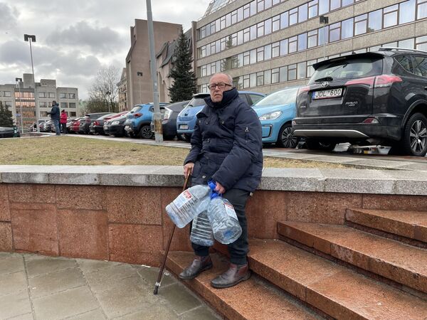 На фото: мужчина с тарой для бесплатного молока.  - Sputnik Литва