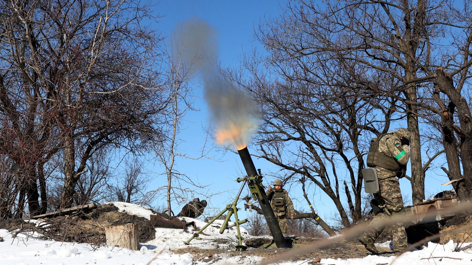 Украинские военнослужащие ведут огонь из миномета недалеко от Бахмута в Донецкой области  - Sputnik Литва, 1920, 21.02.2023