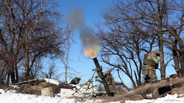 Украинские военнослужащие ведут огонь из миномета недалеко от Бахмута в Донецкой области  - Sputnik Литва