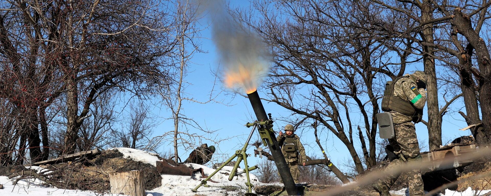 Украинские военнослужащие ведут огонь из миномета недалеко от Бахмута в Донецкой области  - Sputnik Литва, 1920, 21.02.2023