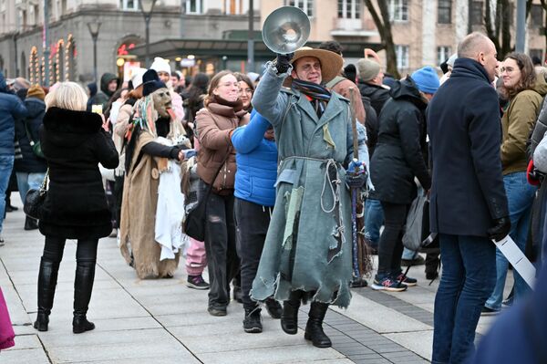 По традиции по улицам Старого города прошла колонна ряженых с чучелом Морэ. - Sputnik Литва