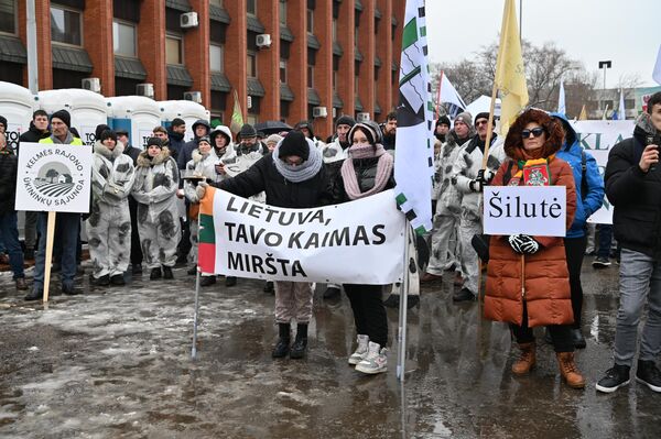 На фото: участники акции протеста держат в руках плакат с надписью &quot;Литва, твоя деревня умирает&quot;. - Sputnik Литва