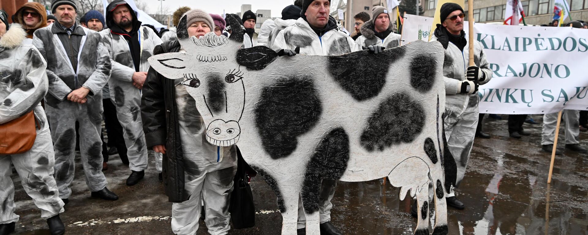 Акция протеста фермеров в Вильнюсе напротив здания Министерства сельского хозяйства - Sputnik Литва, 1920, 25.02.2023