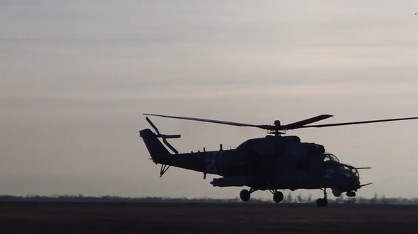 Работа экипажей вертолетов армейской авиации ВКС России  - Sputnik Литва