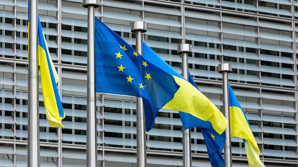 Флаги Украины и ЕС напротив штаб-квартиры Европейской комиссии - Sputnik Литва