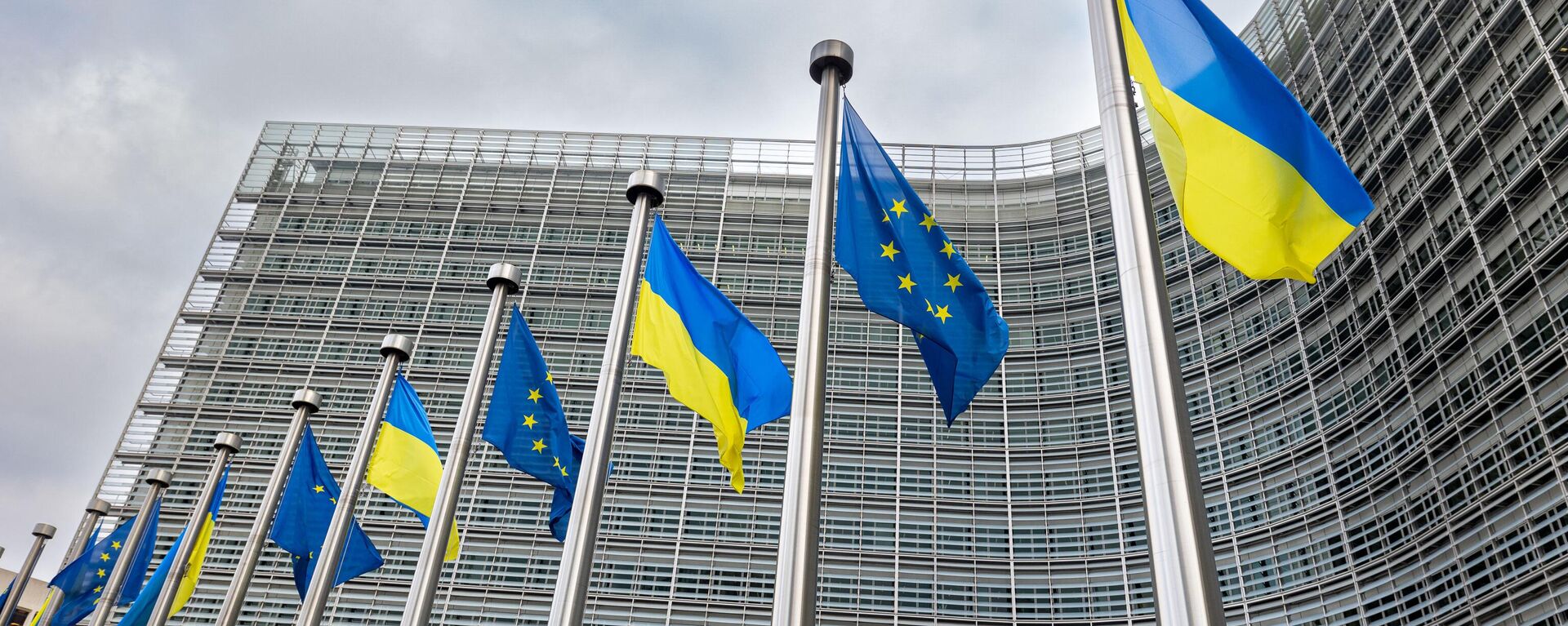 Флаги Украины и ЕС напротив штаб-квартиры Европейской комиссии - Sputnik Литва, 1920, 20.03.2023