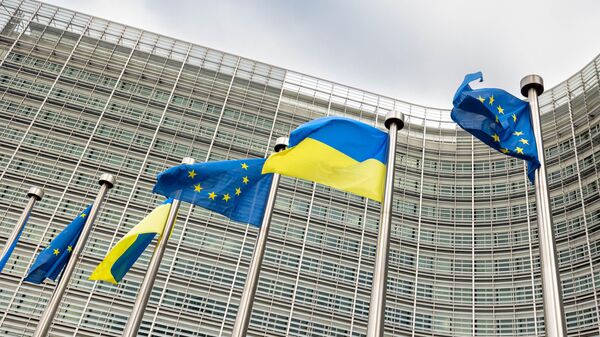 Флаги Украины и ЕС напротив штаб-квартиры Европейской комиссии - Sputnik Литва