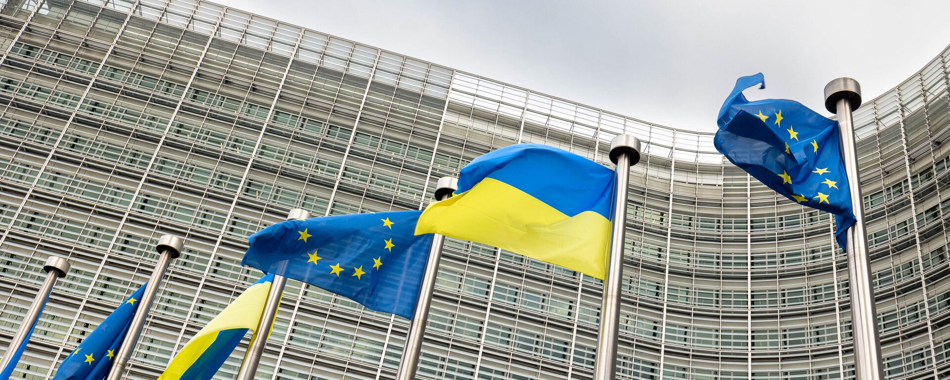 Флаги Украины и ЕС напротив штаб-квартиры Европейской комиссии - Sputnik Литва, 1920, 30.04.2026
