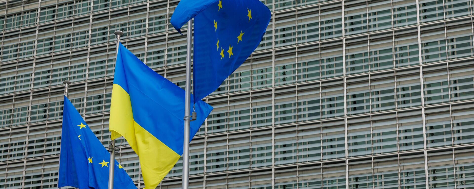 Флаги Украины и ЕС напротив штаб-квартиры Европейской комиссии - Sputnik Литва, 1920, 04.03.2023