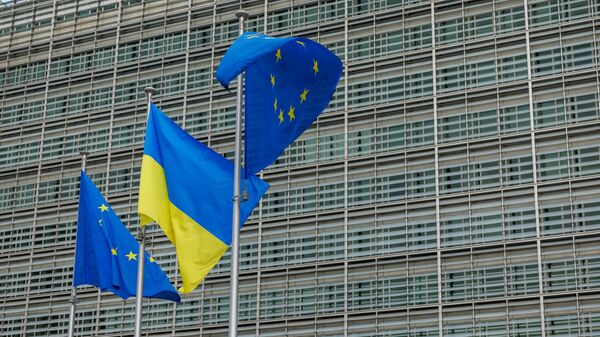 Флаги Украины и ЕС напротив штаб-квартиры Европейской комиссии - Sputnik Литва