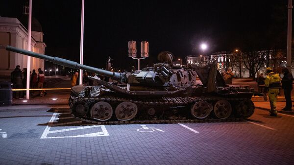 Подбитый российский танк установлен на Соборной площади в Вильнюсе - Sputnik Литва