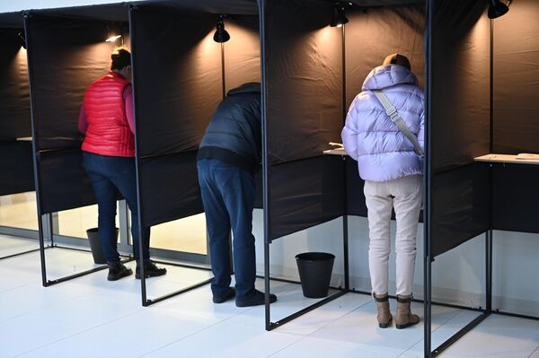 На фото: избиратели на одном из участков в Вильнюсе во время предварительного голосования. - Sputnik Литва