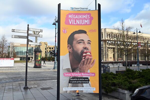 На фото: плакат с кандидатом в мэры столицы Литвы Томасом- Витаутасом Раскявичюсом. - Sputnik Литва