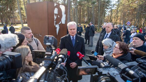 Президент Литвы Гитанас Науседа на открытии памятника Антанасу Сметоне в Паланге - Sputnik Литва