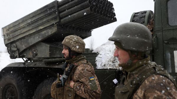 Украинские военные рядом с реактивной системой залпового огня БМ-21 Град - Sputnik Литва