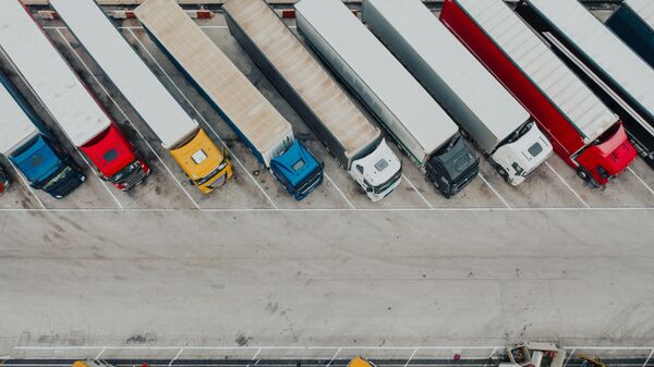 Фуры на стоянке грузового автотранспорта - Sputnik Литва