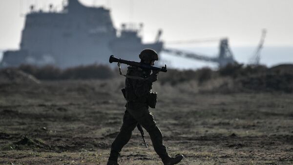 Высадка десанта морской пехоты во время учений в Крыму, архивное фото - Sputnik Литва