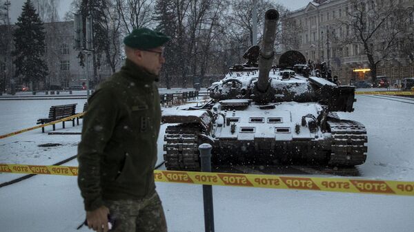 Подбитый российский танк установлен на Соборной площади в Вильнюсе - Sputnik Литва