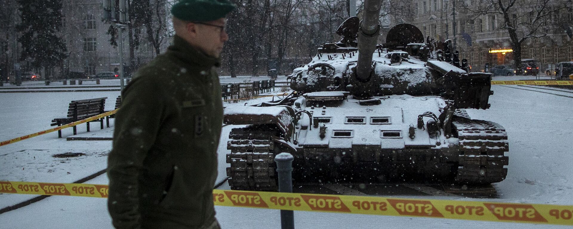 Подбитый российский танк установлен на Соборной площади в Вильнюсе - Sputnik Литва, 1920, 01.03.2023