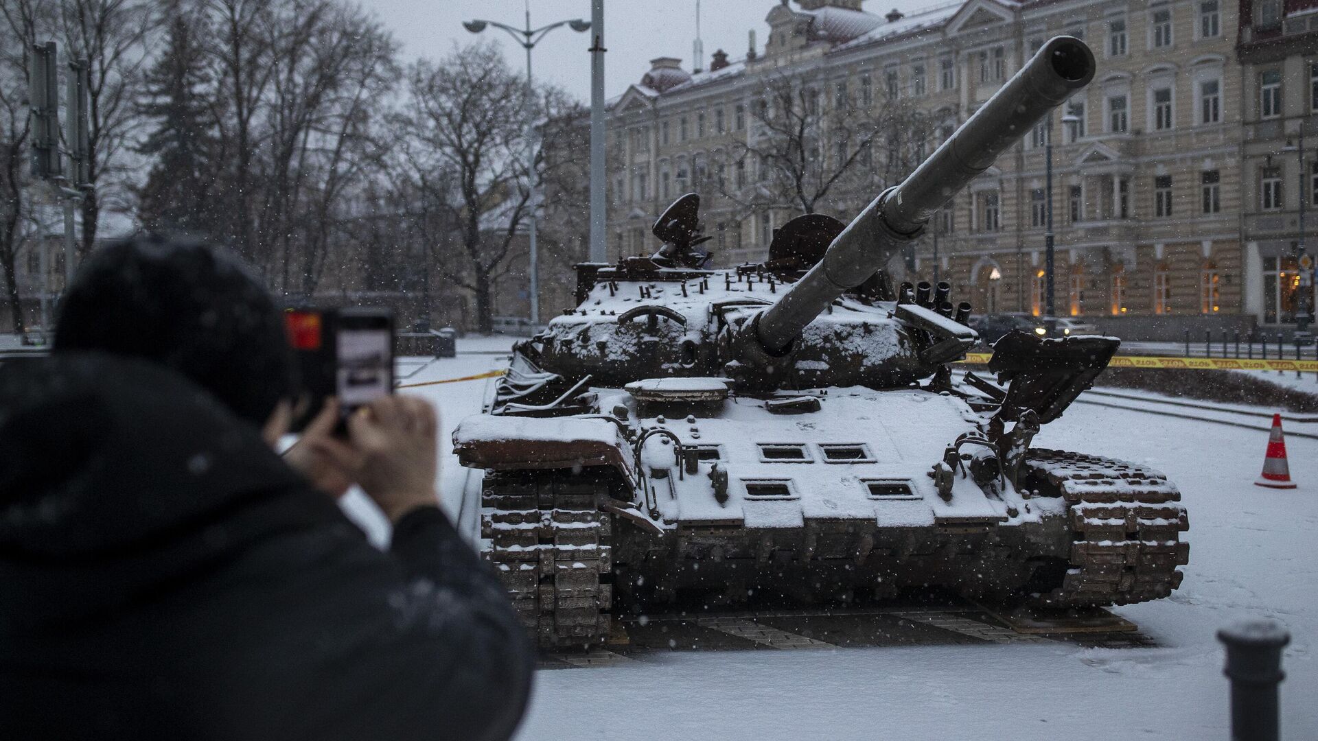 Подбитый российский танк установлен на Соборной площади в Вильнюсе - Sputnik Литва, 1920, 02.03.2023