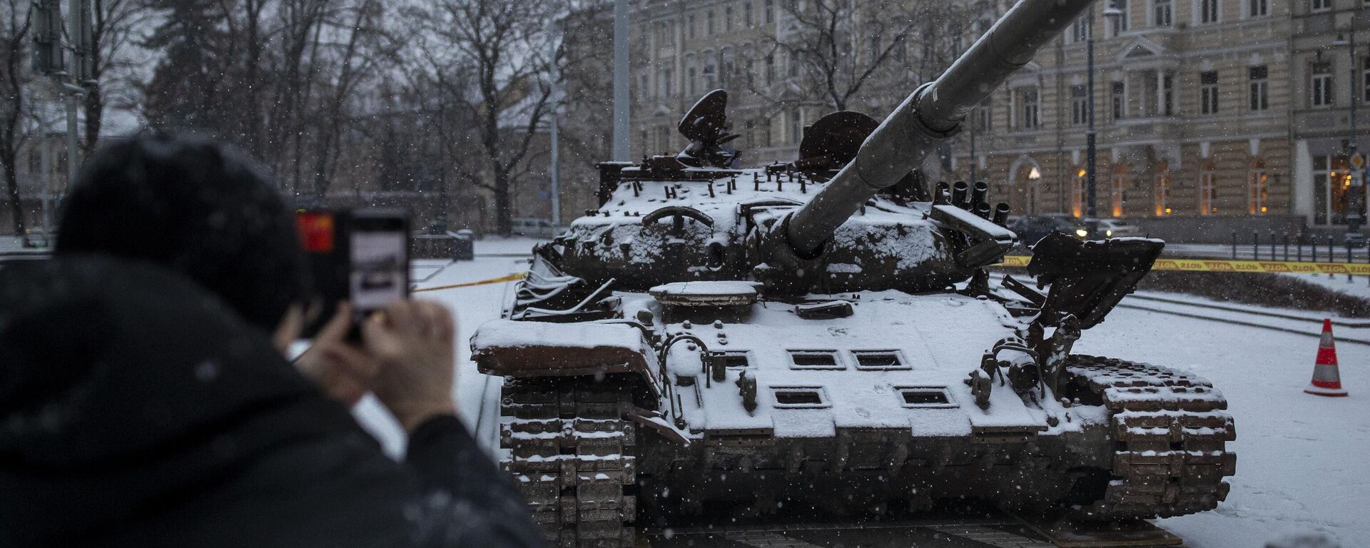 Подбитый российский танк установлен на Соборной площади в Вильнюсе - Sputnik Литва, 1920, 02.03.2023
