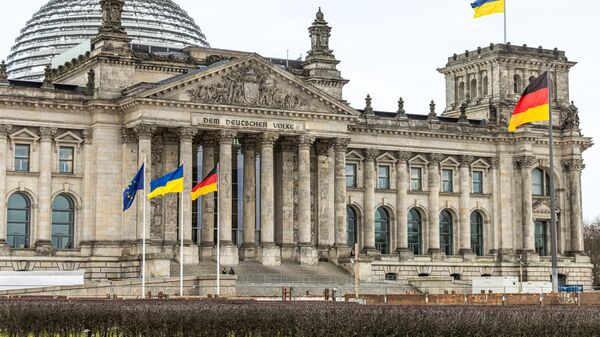 Флаг ЕС, Украины и Германии у здания Рейхстага  - Sputnik Литва