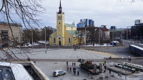 Подбитый танк Т-72, установленный на площади Свободы в центре Таллина, Эстония - Sputnik Литва