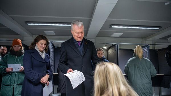 Президент Литвы Гитанас Науседа досрочно проголосовал на муниципальных выборах - Sputnik Литва