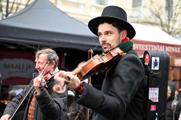 Кроме того, посетителей ярмарки ожидает концерт на Кафедральной площади, а на улицах Старого города праздничное настроение будут создавать мобильные фольклорные ансамбли и уличные артисты - Sputnik Литва