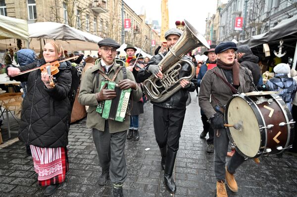 В начале процессии шли музыканты, которые веселой музыкой привлекали внимание людей к мероприятию. - Sputnik Литва