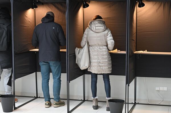На фото: избиратели на одном из участков в Вильнюсе. - Sputnik Литва