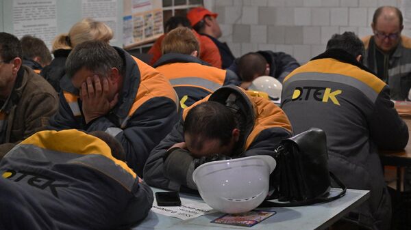 Рабочие украинской электростанции во время воздушной тревоги. Архивное фото - Sputnik Литва