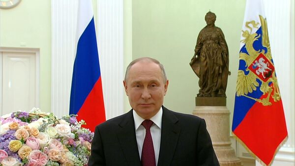 Владимир Путин поздравил женщин с 8 марта - Sputnik Литва
