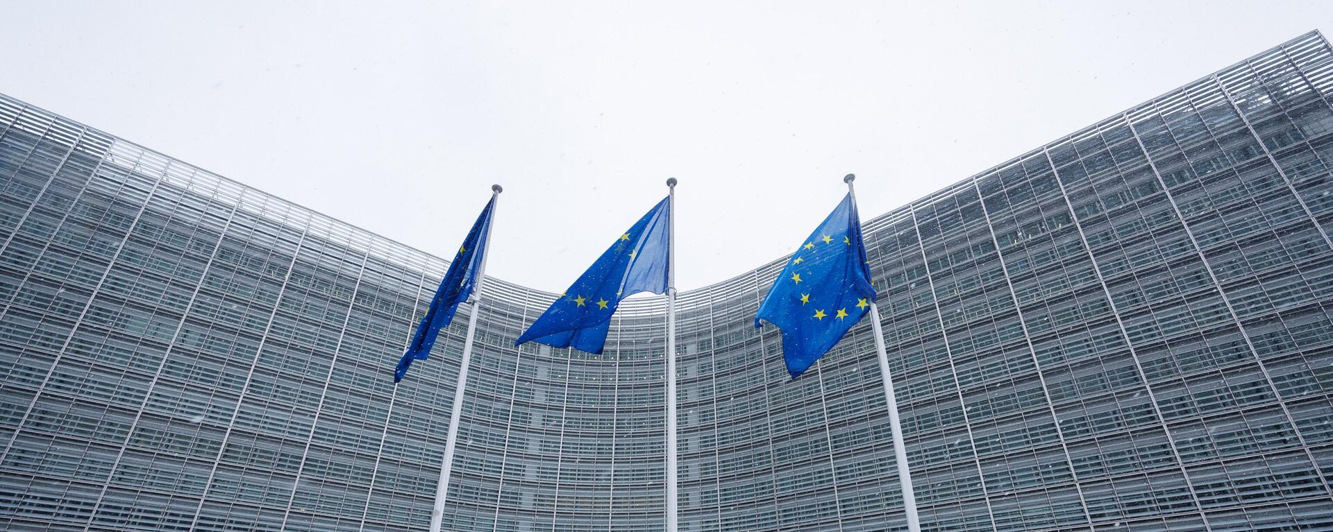 Флаги Евросоюза у штаб-квартиры Европейской комиссии - Sputnik Литва, 1920, 06.04.2023