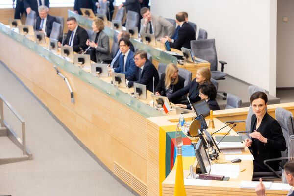 Глава парламента представила программу сессии и отметила, что депутаты продолжат работу по сокращению социального неравенства и укреплению национальной безопасности. - Sputnik Литва