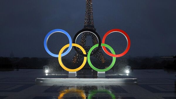 Олимпийские кольца у Эйфелевой башни в Париже - Sputnik Литва