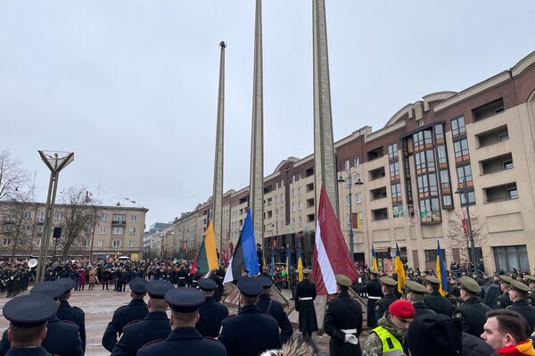 На фото: фрагмент торжественного поднятия флагов трех балтийских стран. - Sputnik Литва