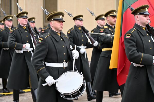В полдень на площади Независимости состоялась церемония поднятия флагов трех стран Балтии. - Sputnik Литва