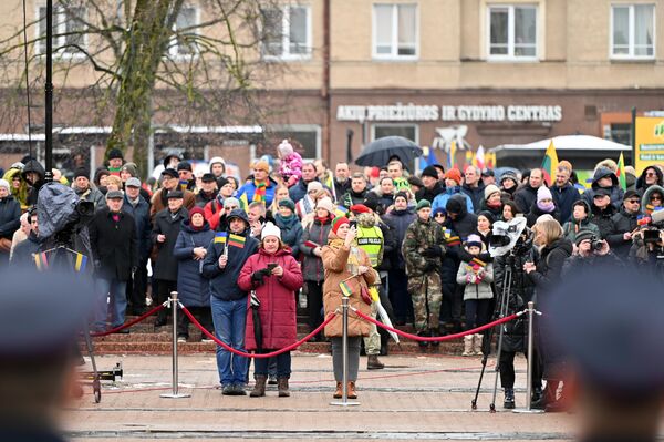 На фото: посетители церемонии поднятия флагов. - Sputnik Литва