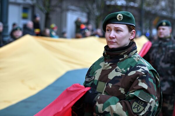 После церемонии с флагами состоялось шествие по главной улице столицы - проспекту Гедеминаса. - Sputnik Литва