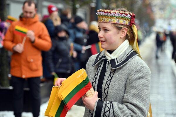 На фото: участница шествия. - Sputnik Литва
