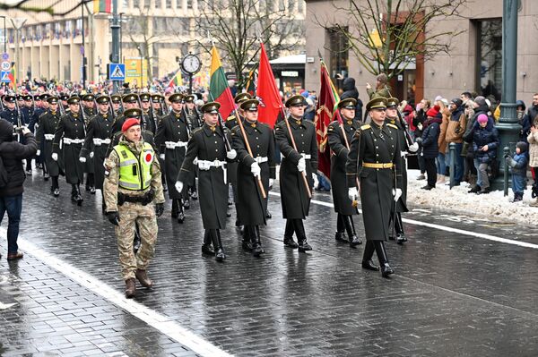 Шествие возглавили рота почетного караула и оркестр Вооруженных сил Литвы. - Sputnik Литва