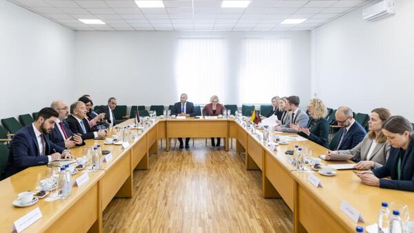 Встреча министра экономики и инноваций Аушрине Армонайте  с министром экономики Палестины Халедом аль-Осайли - Sputnik Литва
