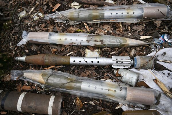 На фото: брошенные боеприпасы от противотанкового гранатомета СПГ-9 в селе Берховка в ДНР. - Sputnik Литва