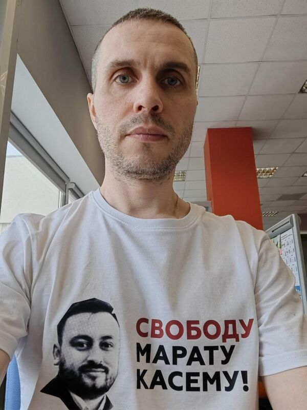 На фото: автор Telegram-канала Радио Стыдоба Александр Самохвалов в футболке в поддержку Касема. - Sputnik Литва